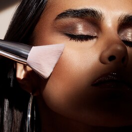 Cheek-Hugging - Bronzer Fırçası